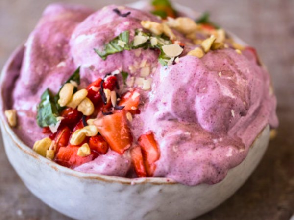 Hibiskus-Erdbeere und Basilikum Eiscreme