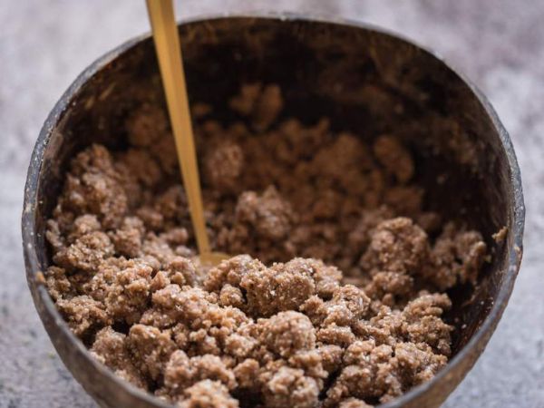Schokoladen Datteln gefüllt mit Mandelmus und Keksteig 