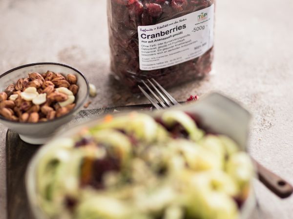 Roher Erdnuss Zoodle (Zucchini Nudeln) Salat mit Cranberries