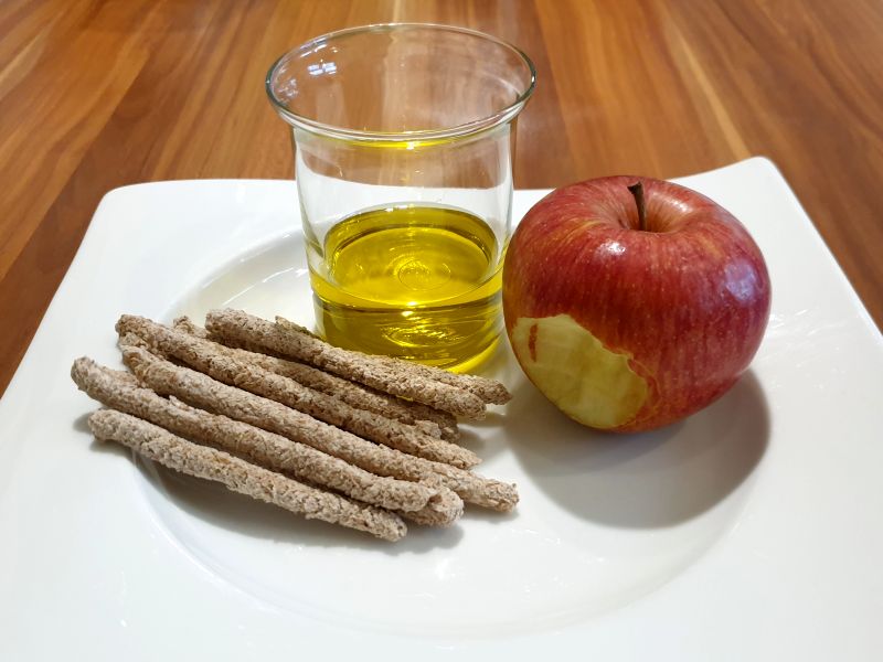 Essener Brot mit Apfel und Öl