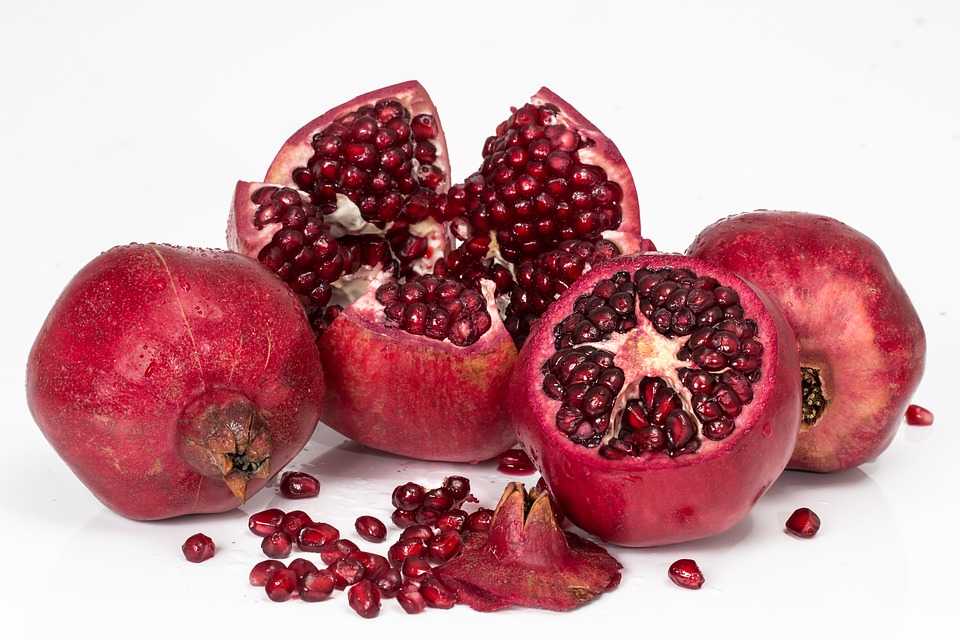 Bio-Granatapfelsaft-aus-ganzen-Granatäpfeln