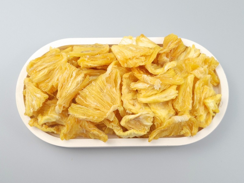 Bio Ananas Stücke getrocknet in der Schale von oben