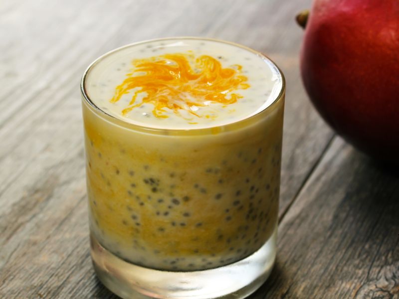 kokoswasser-smoothie-mit-mango-und-chia