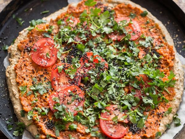 Roher Pizzateig mit Tomatensoße