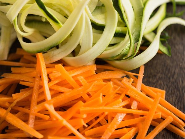 Roher Erdnuss Zoodle (Zucchini Nudeln) Salat mit Cranberries