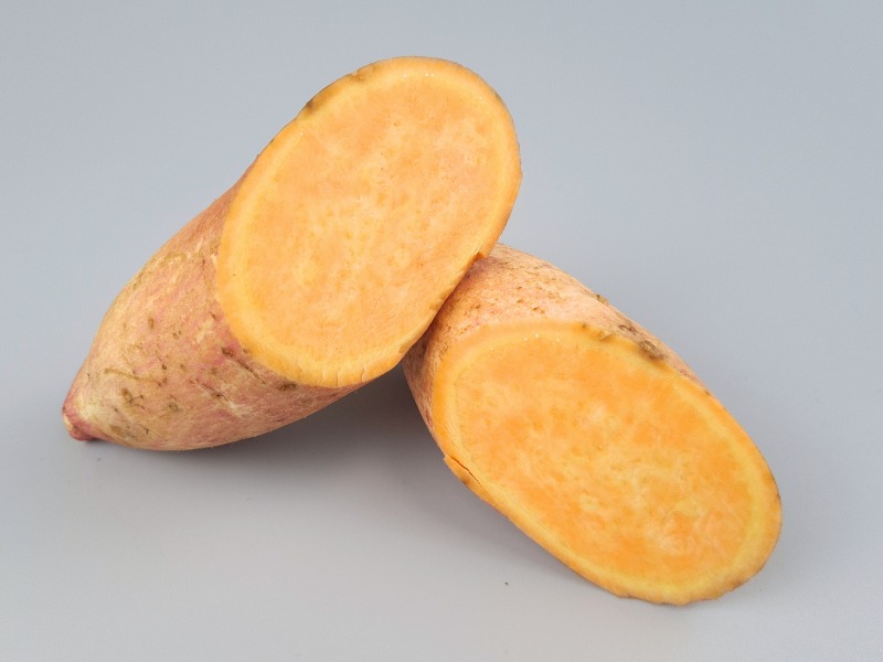 frische Süßkartoffel aufgeschnitten