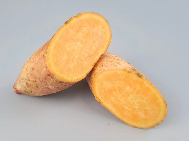 frische Süßkartoffel aufgeschnitten