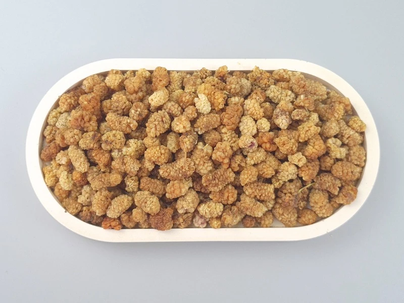 Getrocknete weiße Maulbeeren in einer Schale von oben