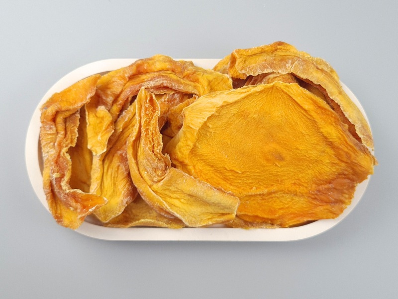Getrocknete Bio Mangoscheiben und Mangostreifen - in einer Schale von oben
