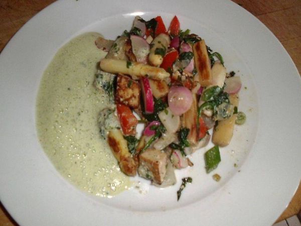 Spargel mit Tofu gebraten, dazu allerlei Frühlingsgewächse und schaumige Hanfsamensoße
