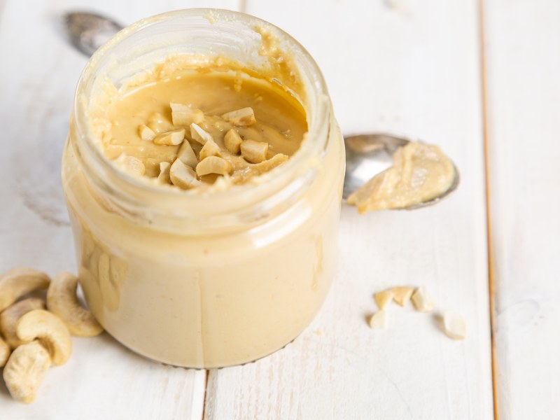cashewmus-mit-loeffel-und-cashews