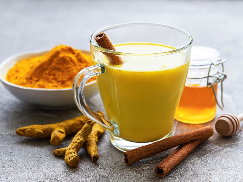 goldene-milch-mit-gewuerzmischung
