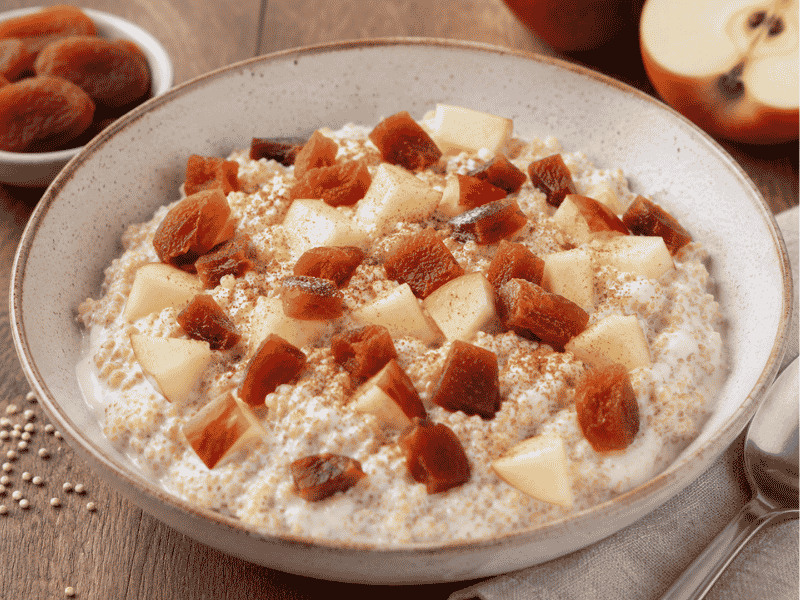 Quinoa mit Kokosjoghurt und Aprikosen