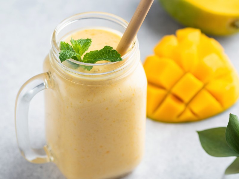 Smoothie mit Mangostreifen getrocknet