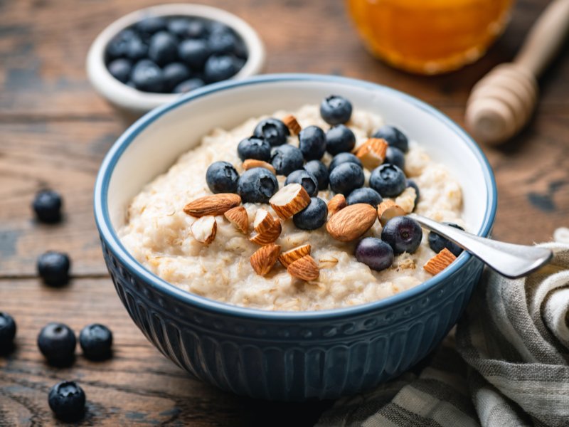Mandeln naturbelassen auf Porridge