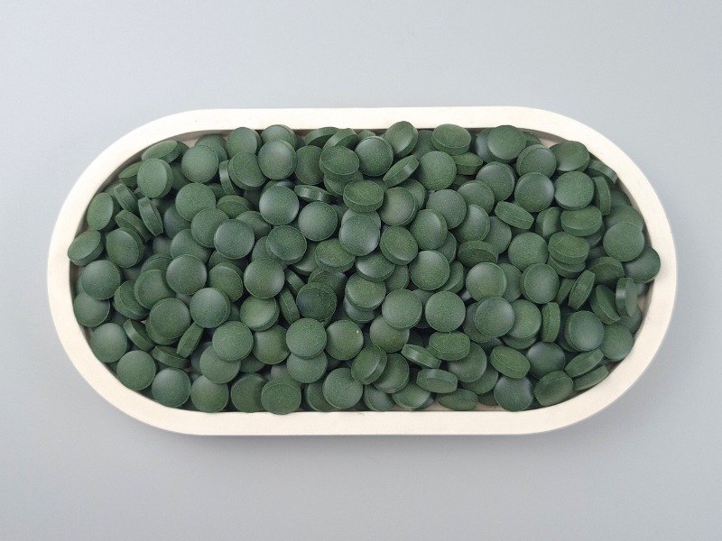 Chlorella vulgaris Presslinge in der Schale von oben