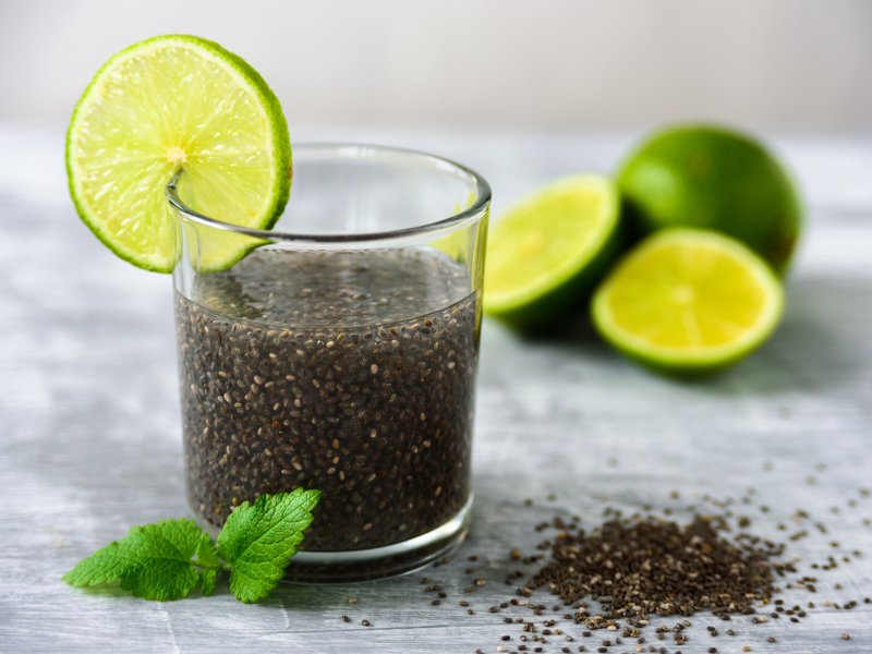 bio-chiasamen-wasser-mit-limette