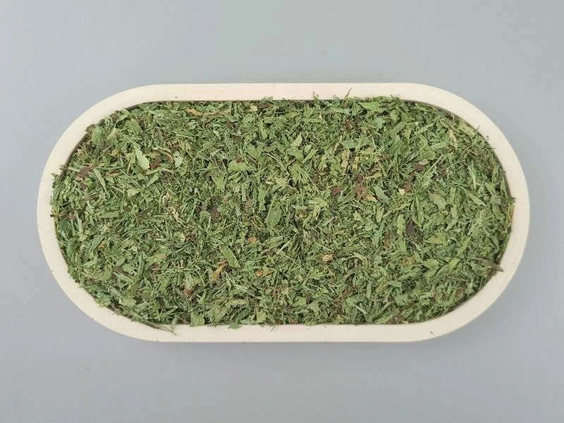 geschnittene Stevia Blätter in einer beigen Schale von oben