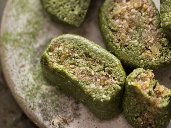 Rohe Spinat-Marzipan Riegel mit Hanfsamen-Dattel Füllung