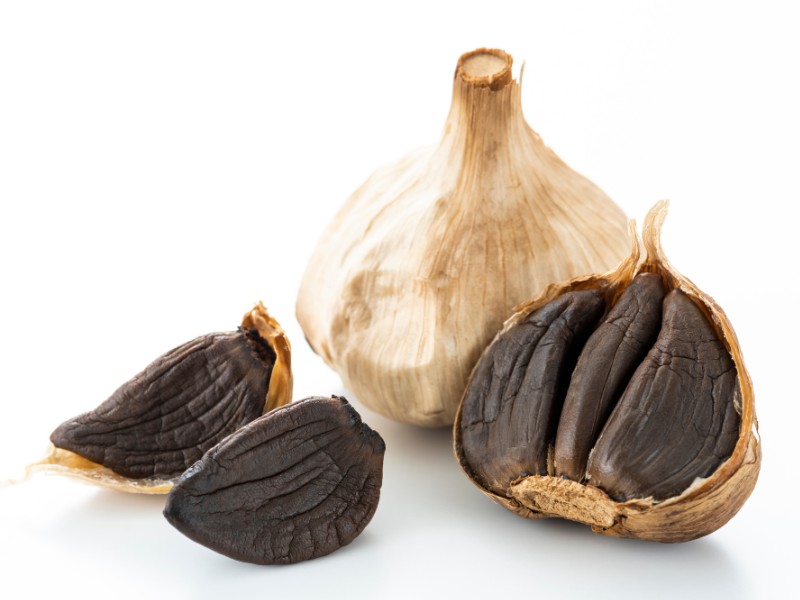 schwarzer-knoblauch-zehe