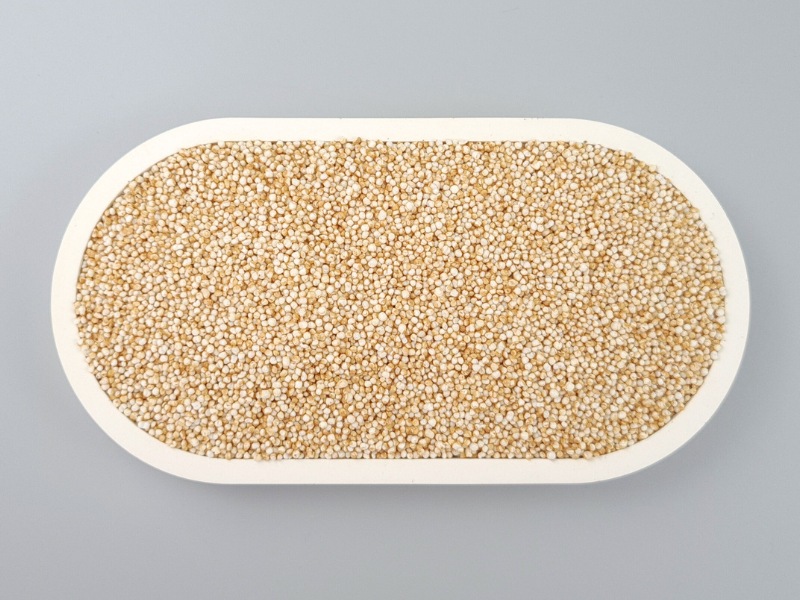 Bio Amaranth gepoppt in einer Schale von oben