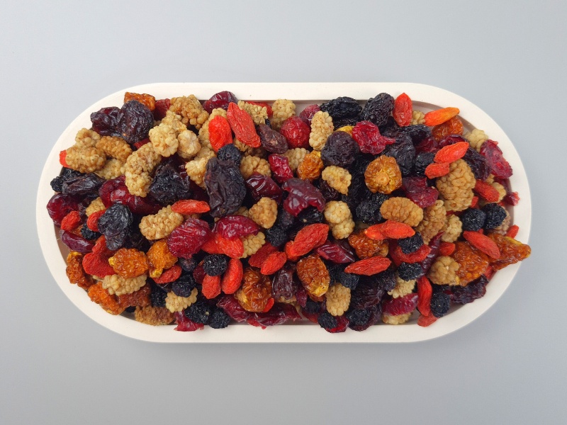 Beeren Mix in der Schale von oben