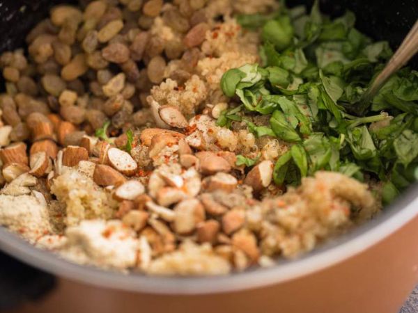 Quinoa-Mandel-Rosinen gefüllter Kürbis