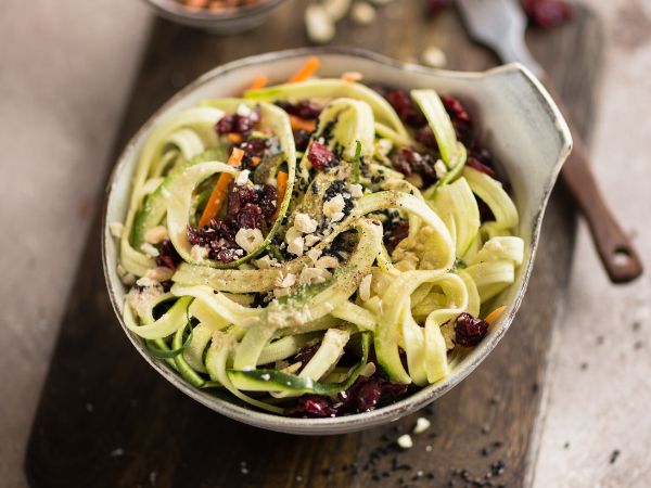 Roher Erdnuss Zoodle (Zucchini Nudeln) Salat mit Cranberries