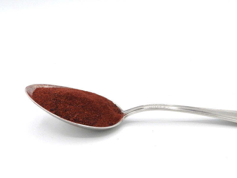 Rote-Tasse-Pulver-auf-Loeffel