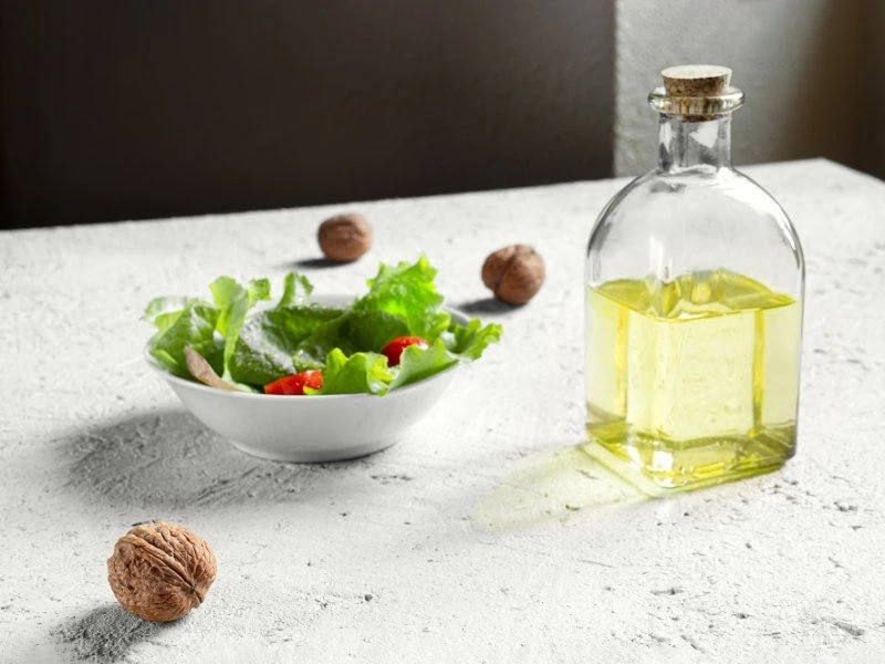Walnusskernöl mit Salat