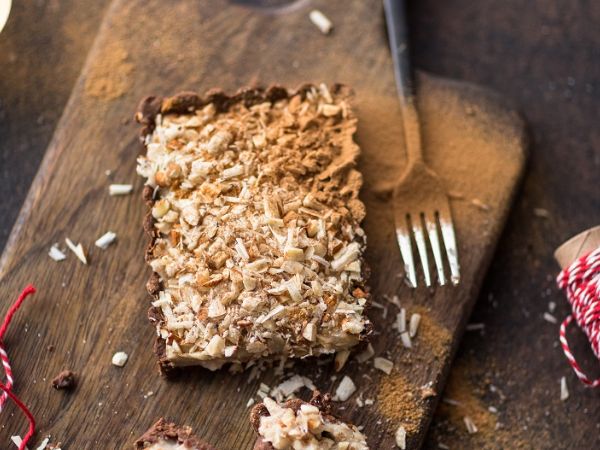 Roher Brownie Kuchen mit cremiger Cashew Füllung