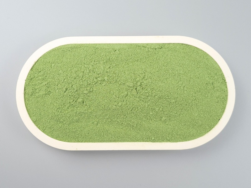 Gerstengraspulver in Schale von oben
