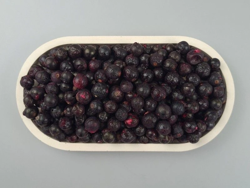gefriergetrocknete Schwarze Johannisbeeren von oben