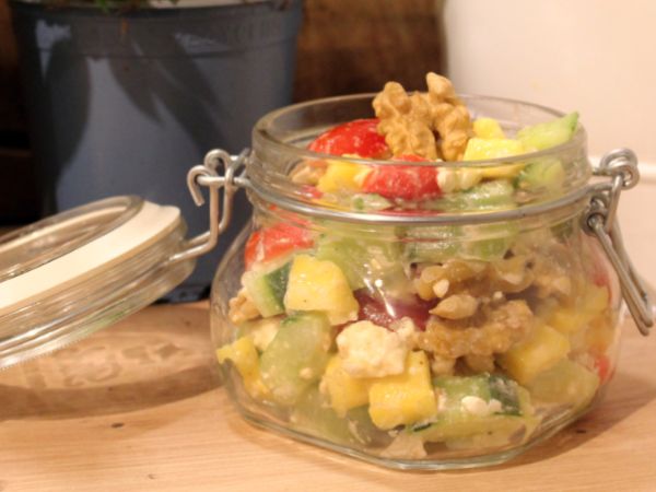 Knackiger Mangosalat mit Walnüssen