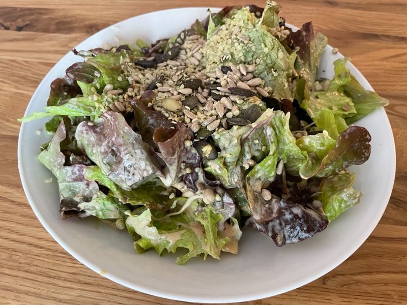Saatenmix als Topping auf Salat