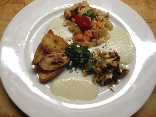 Spitzkohl Zweierlei mit Ofenkartoffeln, Sojaschnetzeln und Hanfsamensoße