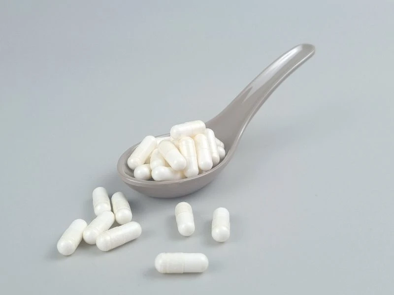 Artemisinin-Extrakt-Kapseln auf Löffel