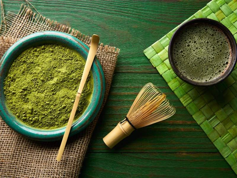Bio Matcha Pulver mit Bambusbesen