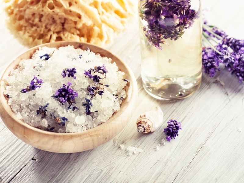 Badesalz mit Lavendelblüten getrocknet