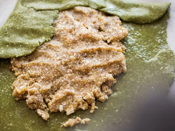 Rohe Spinat-Marzipan Riegel mit Hanfsamen-Dattel Füllung
