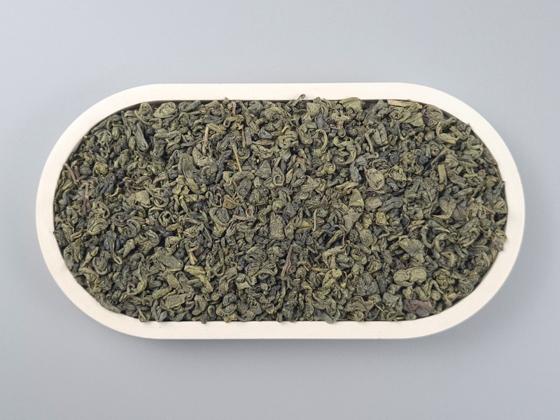 Bio Grüntee Gunpowder in einer Schale von oben