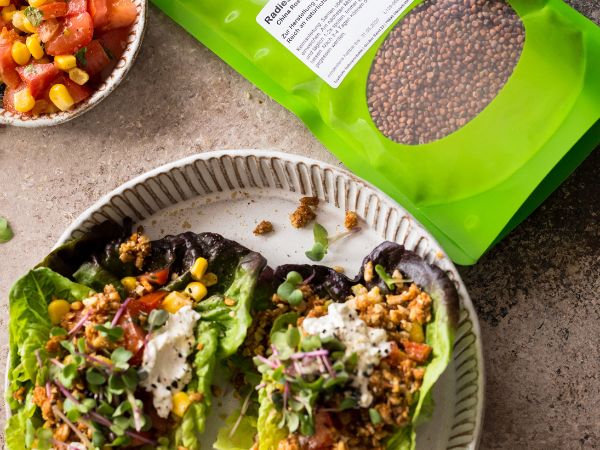 Rohe Salat Tacos mit Radieschensprossen, Cashew-Dressing und Nuss-Mischung