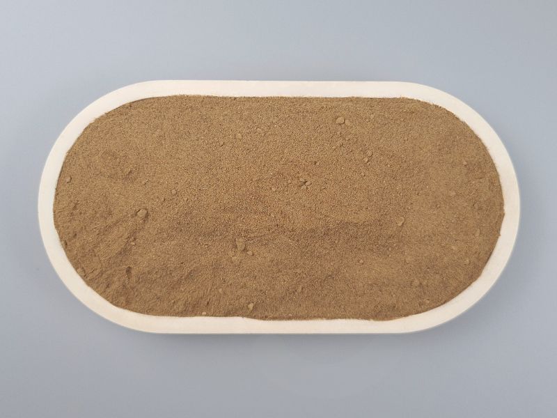 Carobpulver in der Schale von oben