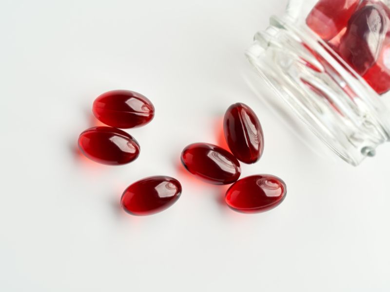 Rote Krillöl Kapseln auf heller Unterlage