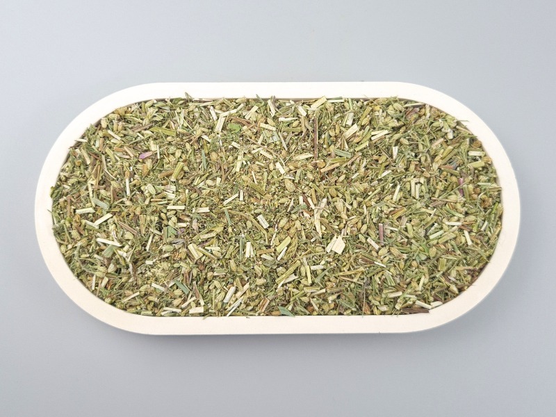 Schafgarbenkraut in der Schale von oben