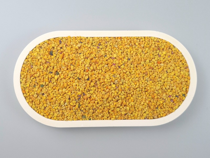 Blütenpollen in einer Schale von oben