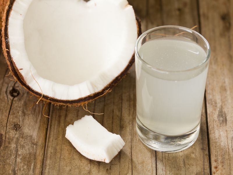 Dr Goerg Kokoswasser im Glas