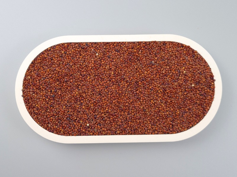 roter Quinoa, ganz, Bio - in einer Schale von oben