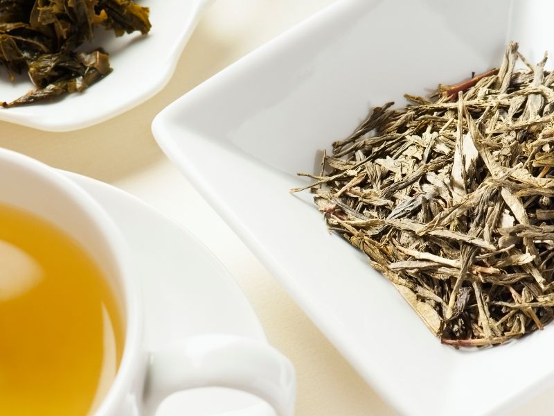 Bancha Tee mit Teeblättern
