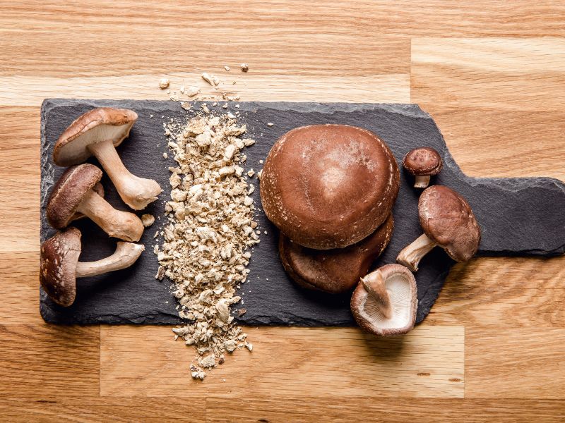 shiitake-pulver-mit-pilzen